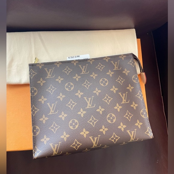 Like New Louis Vuitton Toiletry Pouch 26 - Picture 10 of 12